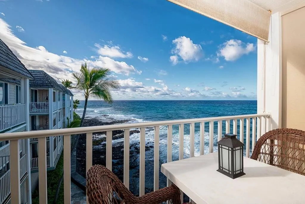 Image 6 of Wonderful Modern Oceanfront Condo – Hale Kona Kai 408 by Casago Kona