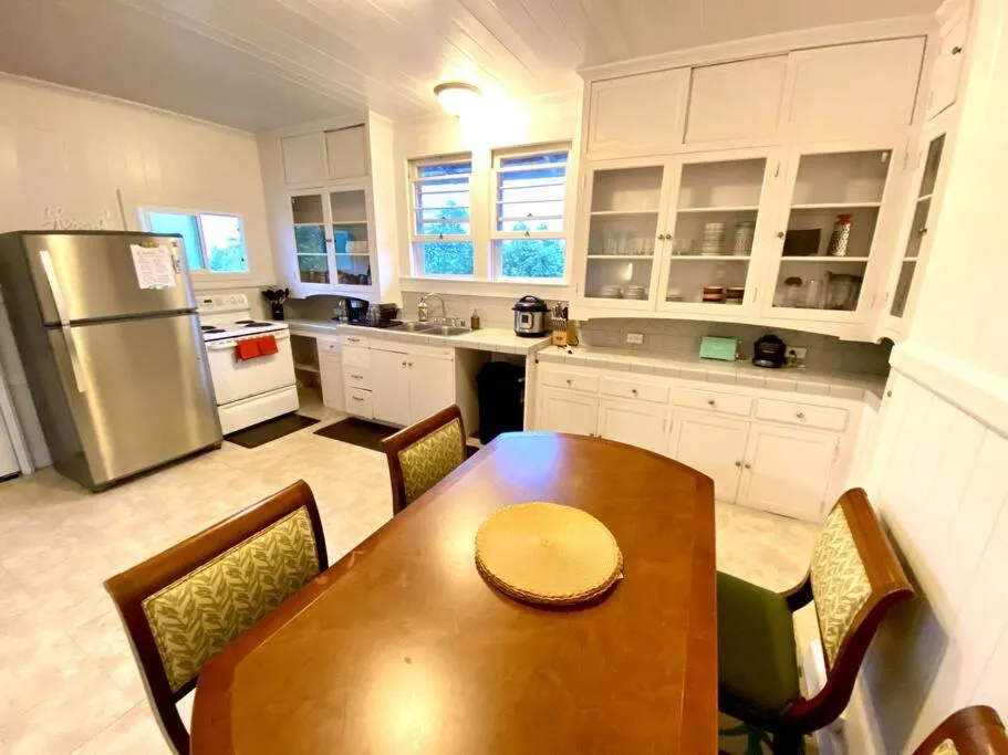 Image 2 of YOUR HILO HOMEBASE – Lovely 3 Bedroom in Heart of Hilo with AC!