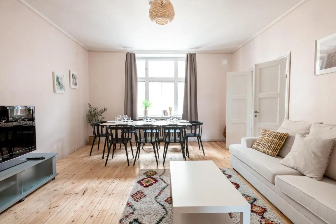 Image of 2ndhomes Bright 125m2 4BR City Center Apartment with the Great Views