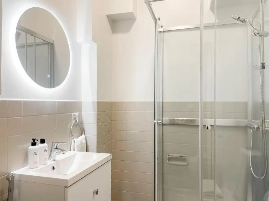 Image 2 of Central 1BR next to the park