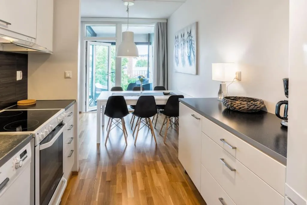 Image 1 of Kotimaailma – Avara ja valoisa kolmio saunalla lähellä Helsingin keskustaa