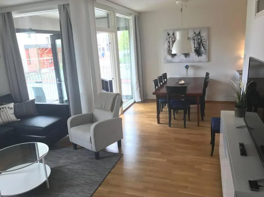 Image 2 of Kotimaailma – Avara ja valoisa kolmio saunalla lähellä Helsingin keskustaa