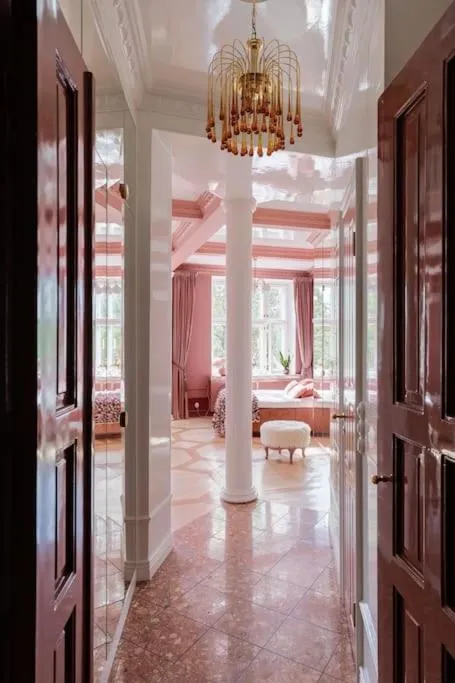 Image 3 of Luxury Pink Suite