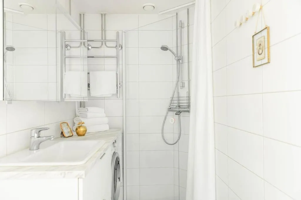 Image 2 of Peaceful 1BR in Design District