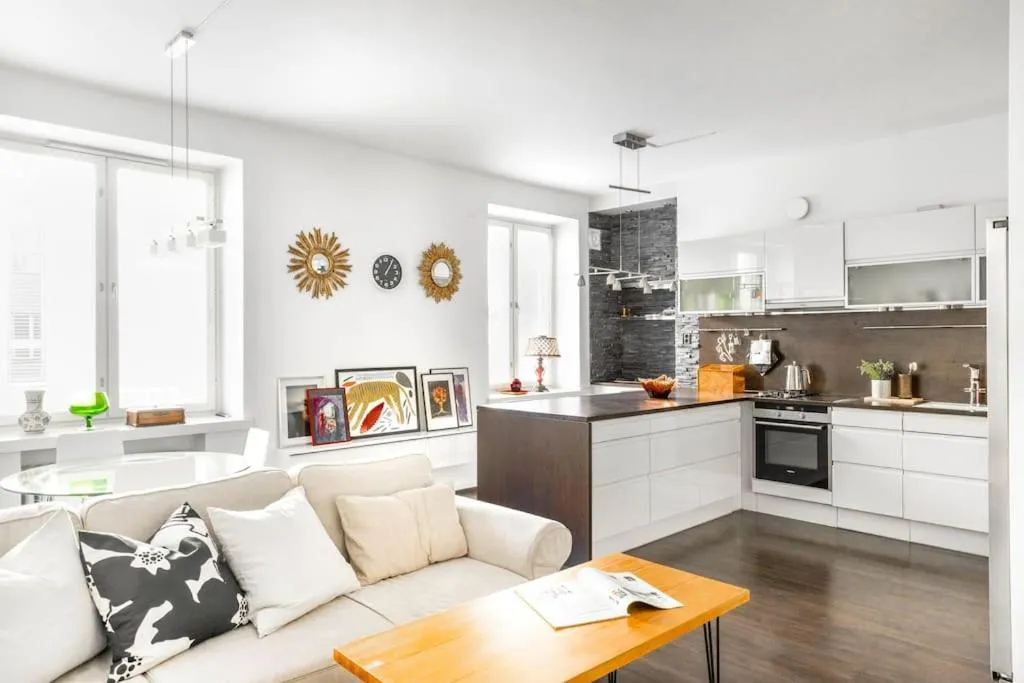 Image of Spacious apt on Tranquil Courtyard