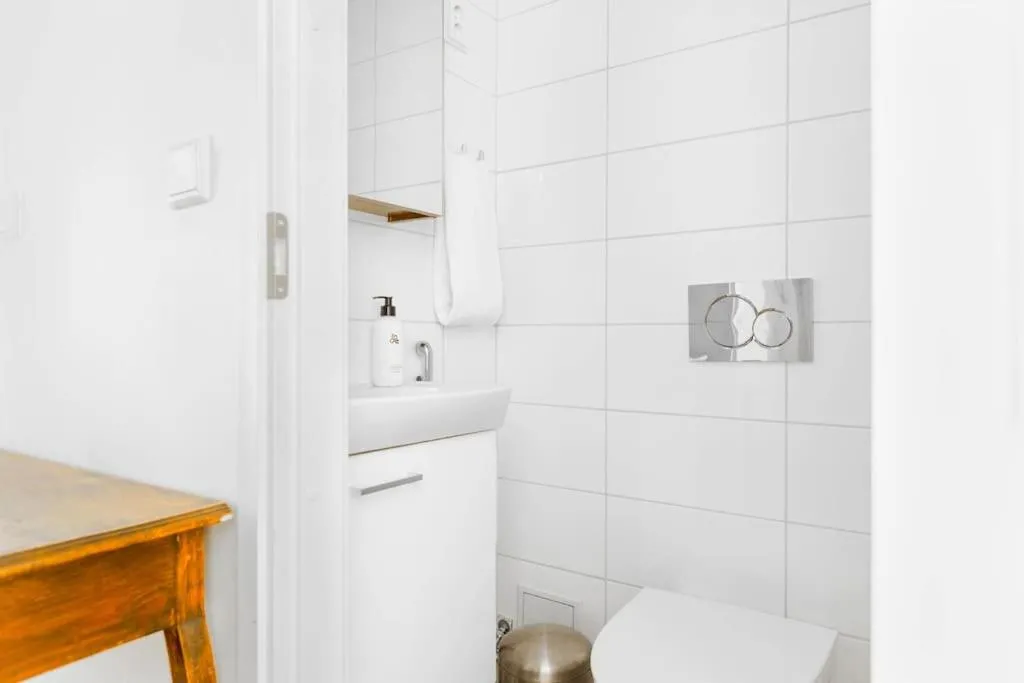 Image 2 of Spacious apt on Tranquil Courtyard