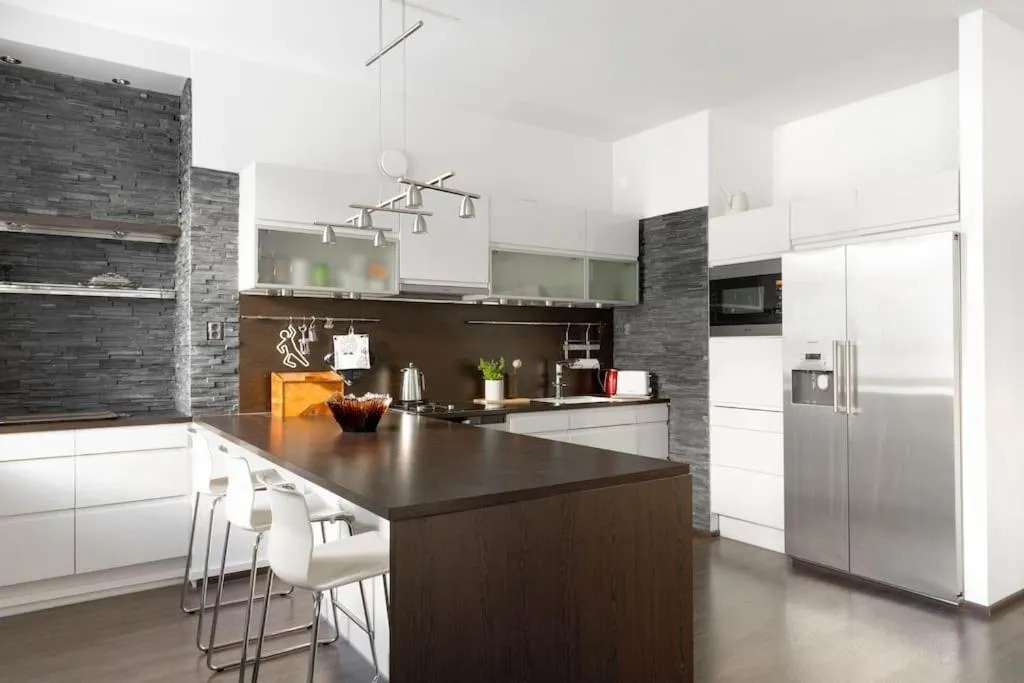 Image 3 of Spacious apt on Tranquil Courtyard