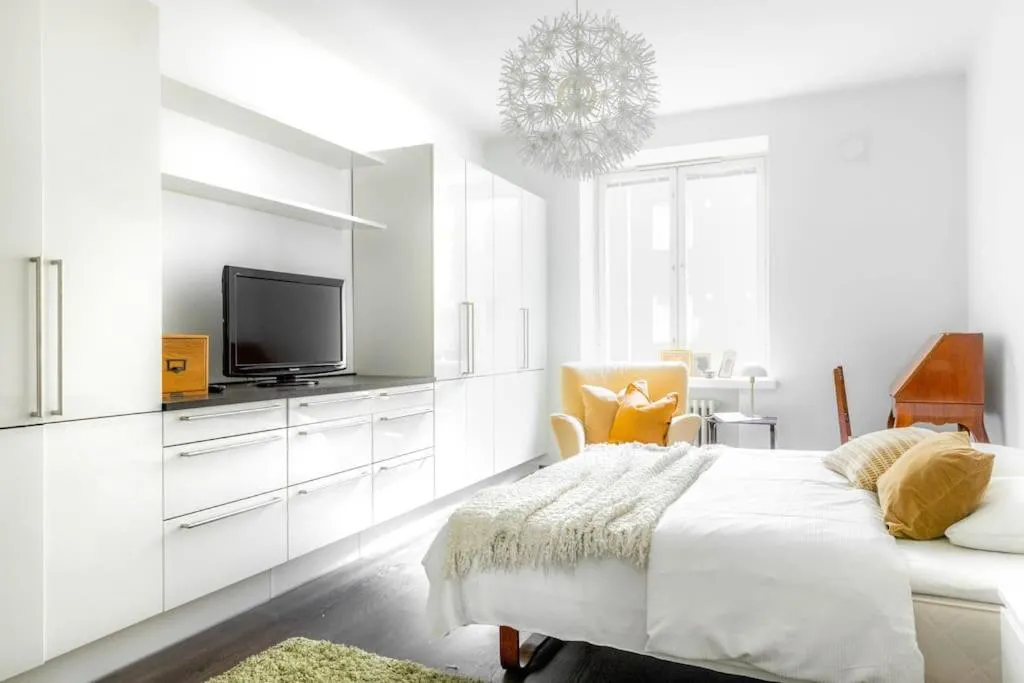 Image 4 of Spacious apt on Tranquil Courtyard