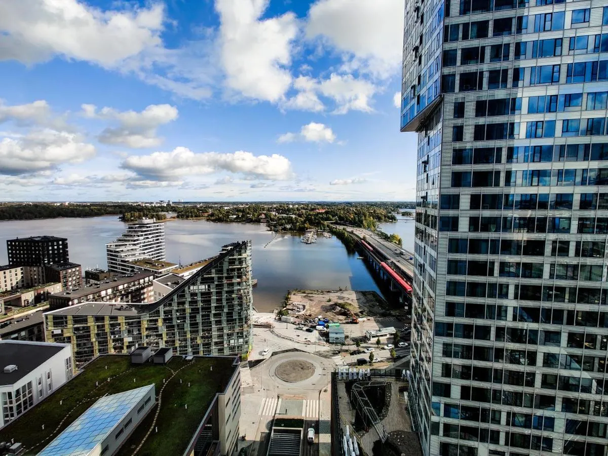 Image 5 of Waterfront 1 Bedroom Skyscraper Suite – 18th Floor – Free Garage Parking