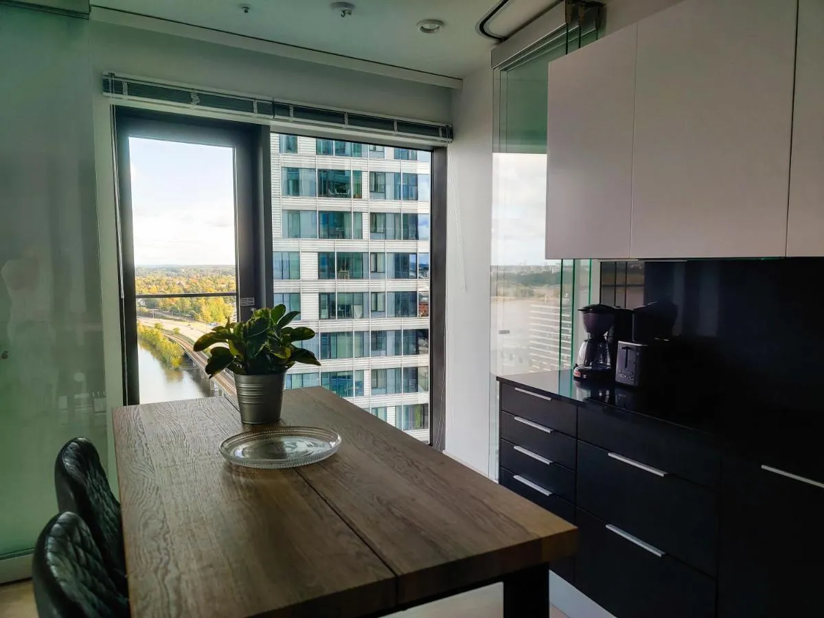 Image 6 of Waterfront 1 Bedroom Skyscraper Suite – 18th Floor – Free Garage Parking