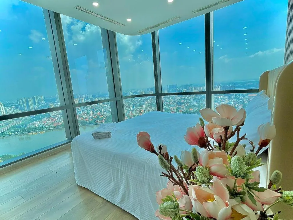 Image 1 of Landmark 81 Luxury Apartment & The Vinhomes Central Park Apartments – The Buildings Surrounding Landmark 81