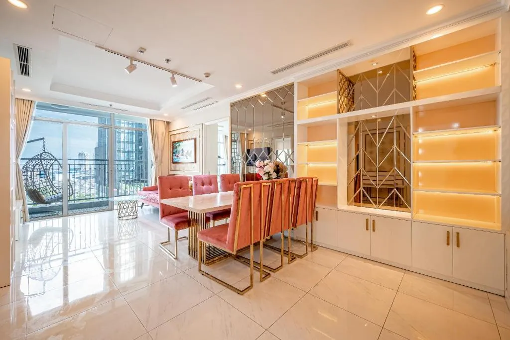 Image 1 of Large apartment with pool view