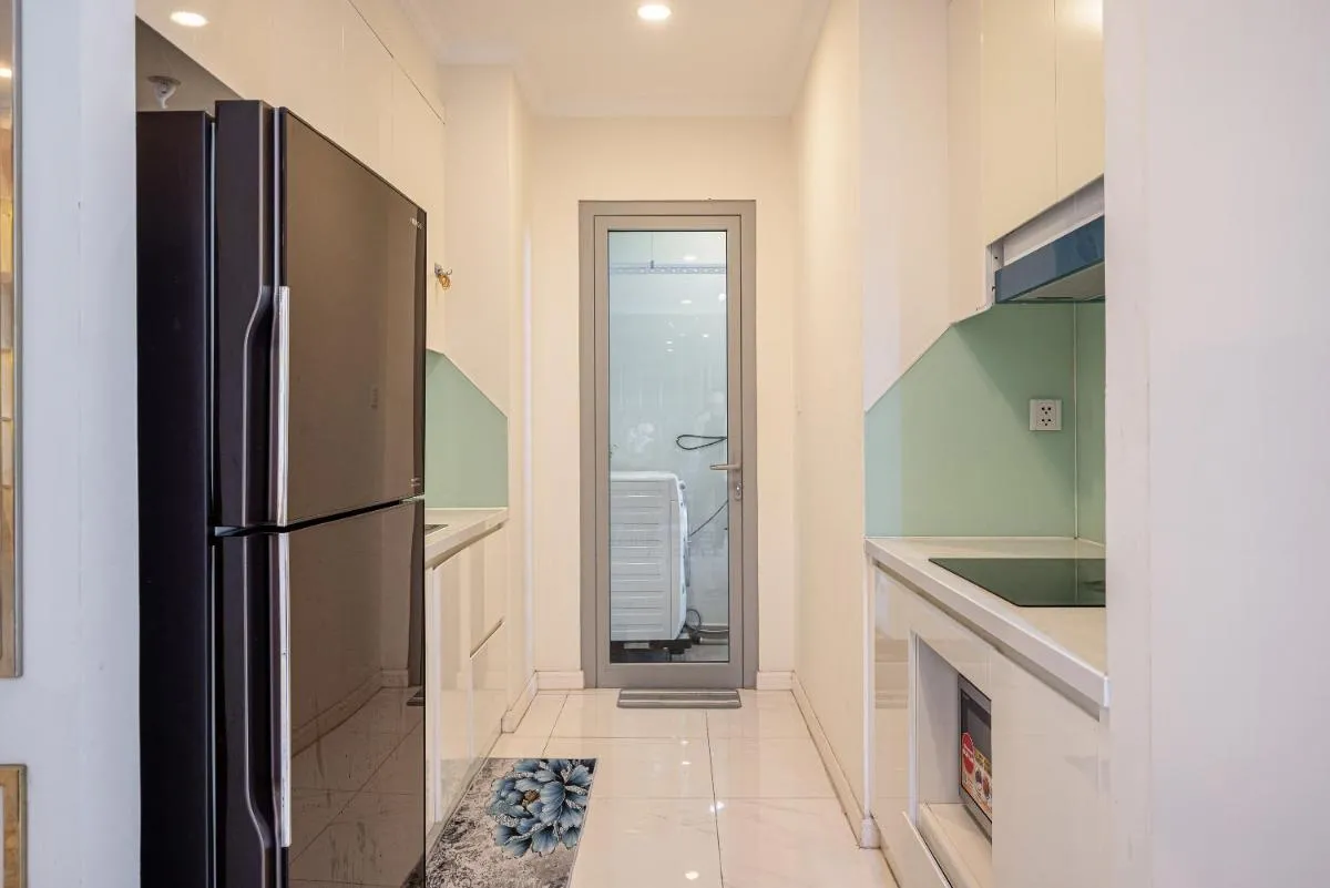 Image 3 of Large apartment with pool view