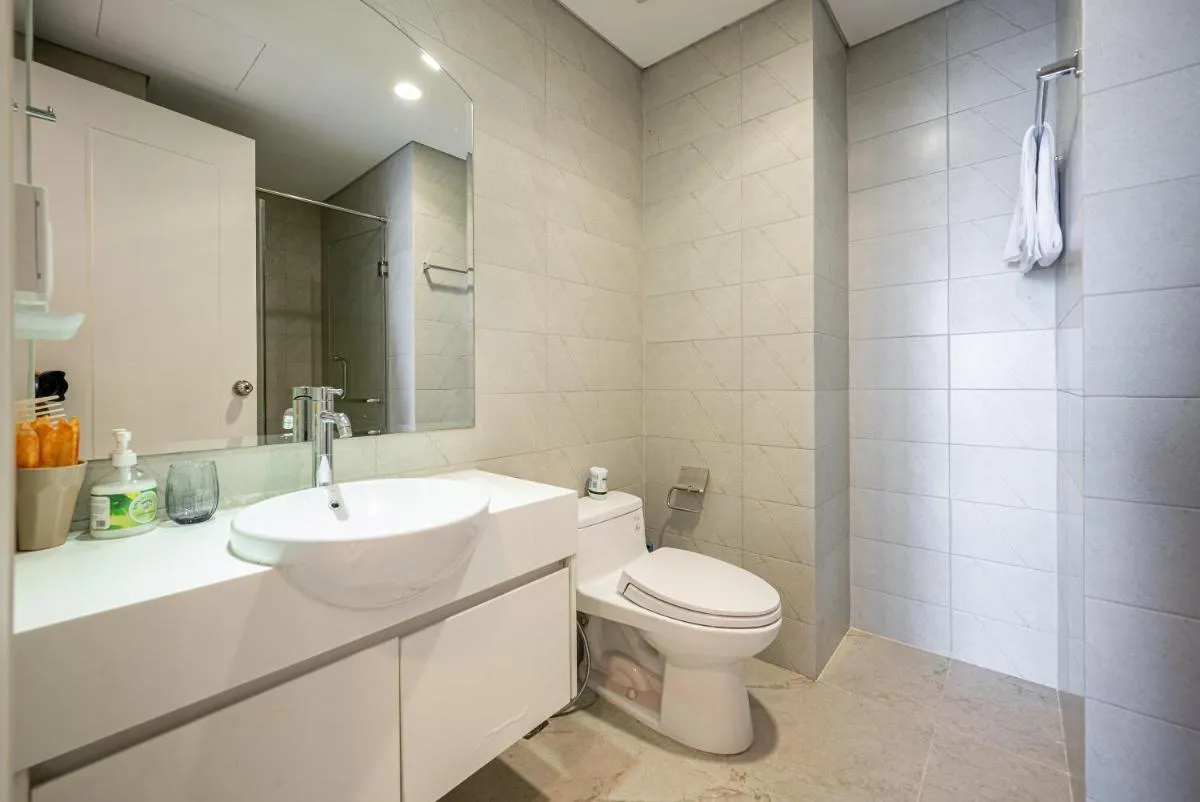 Image 4 of Large apartment with pool view