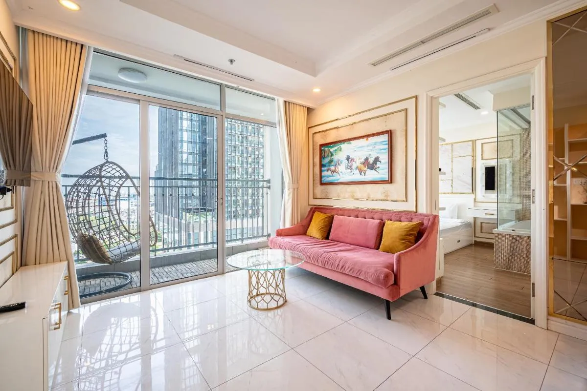 Image 5 of Large apartment with pool view