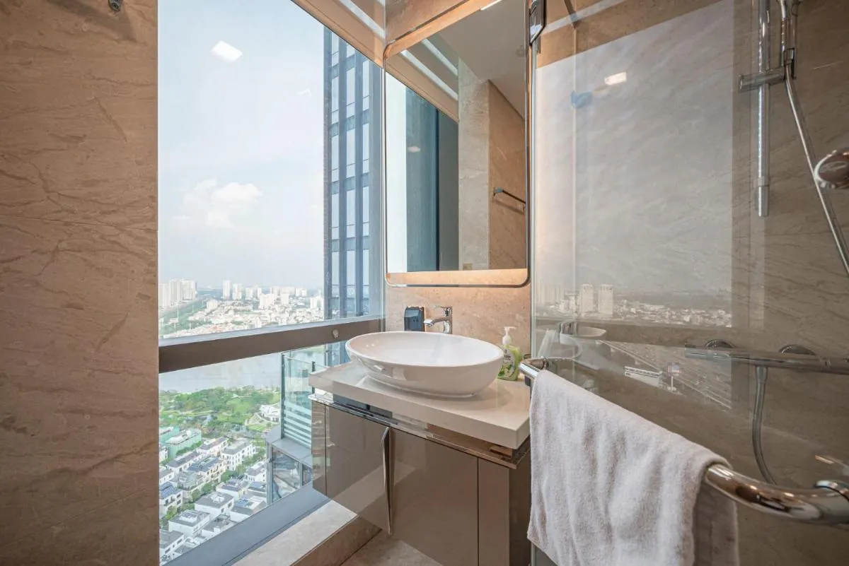 Image 3 of Luxurious bedroom with river view