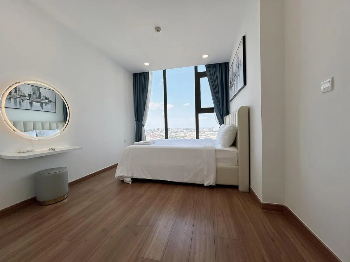 Image 4 of Luxury 2BR Condo in District 7