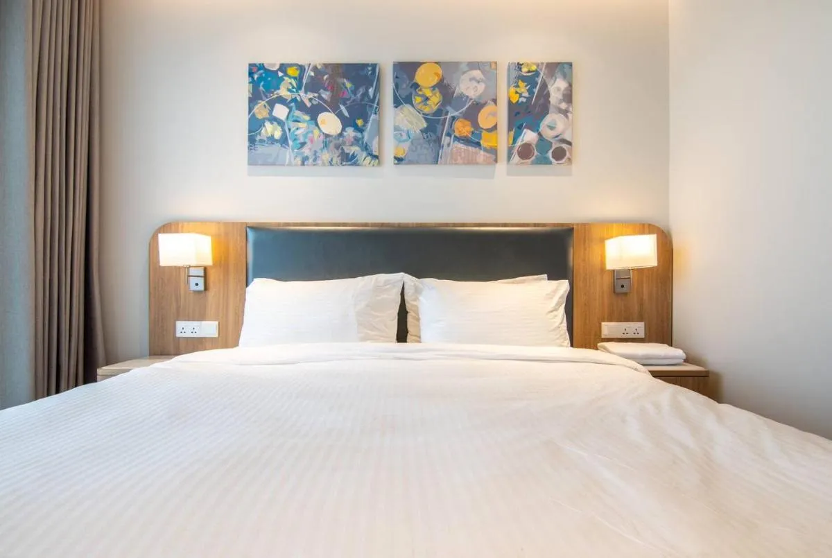 Image 4 of Luxury 2 or 3BR Apartment in Dist 1 n Pool, gym, airport pickup