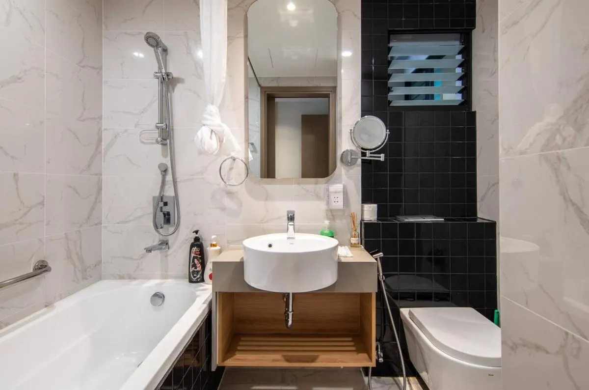 Image 5 of Luxury 2 or 3BR Apartment in Dist 1 n Pool, gym, airport pickup