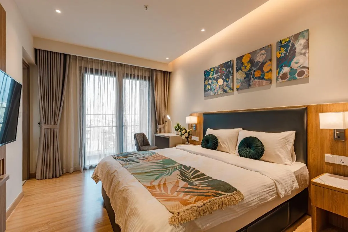 Image 3 of Luxury 2 or 3BR Apartment in Dist 1 n Pool, gym, airport pickup