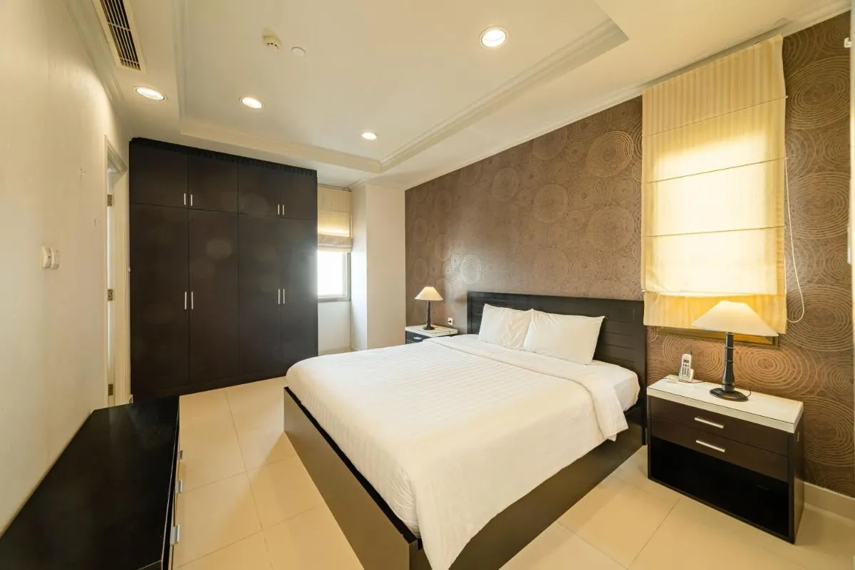 Image 4 of Mayfair Suites