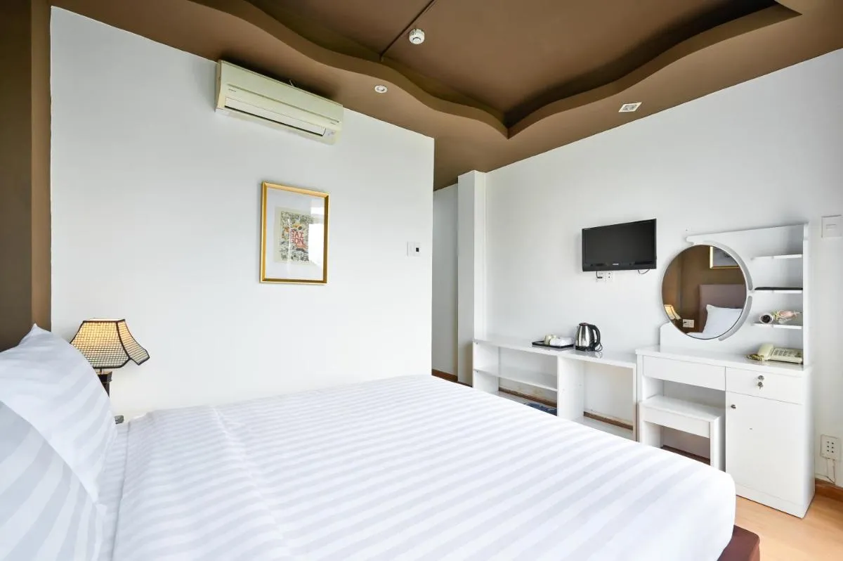 Image 3 of The Noble Swan Wood Park Hotel