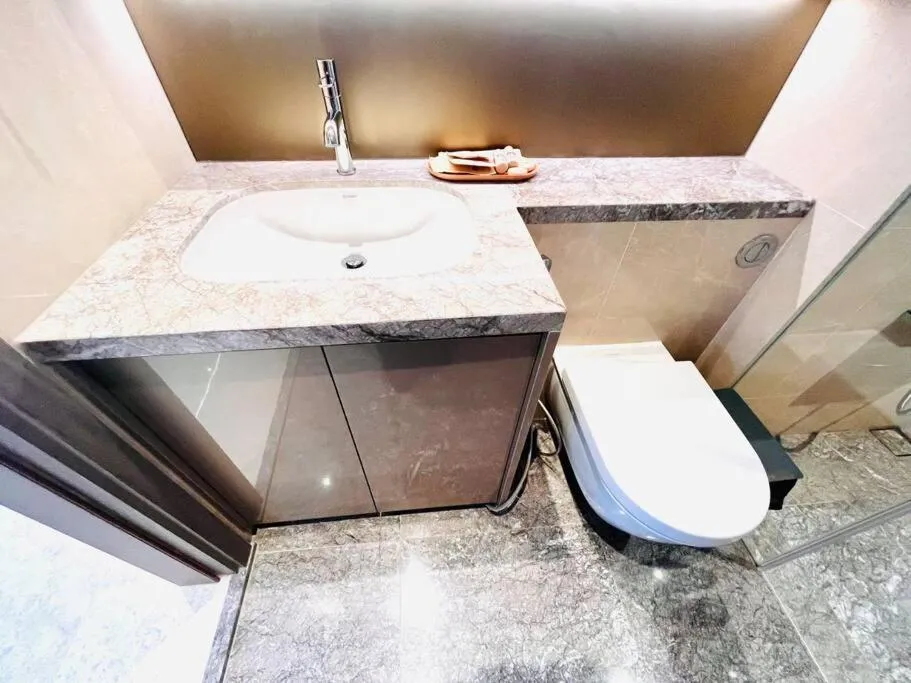 Image 3 of The Rixx Magnificent Apartment @D1/Netflix/bathtub