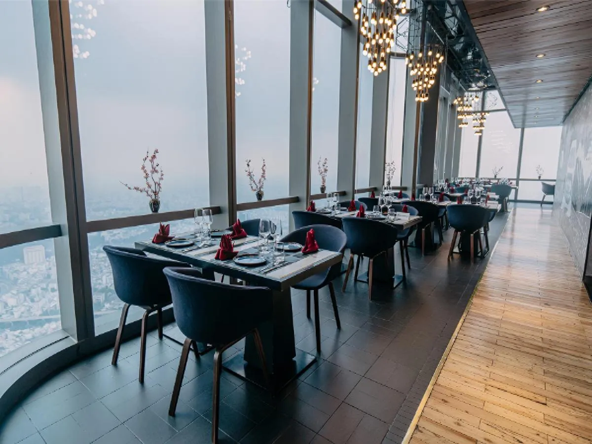 Image 4 of Landmark SkyView Premium Suite