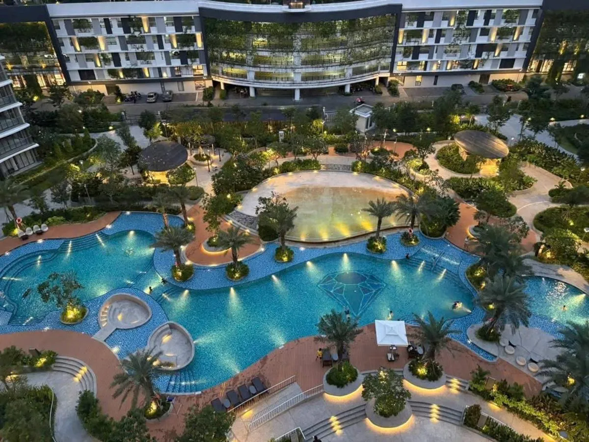 Image 2 of Luxury 3BR Apartment 121m – Resort Pool & Gym – Near Aeon Mall