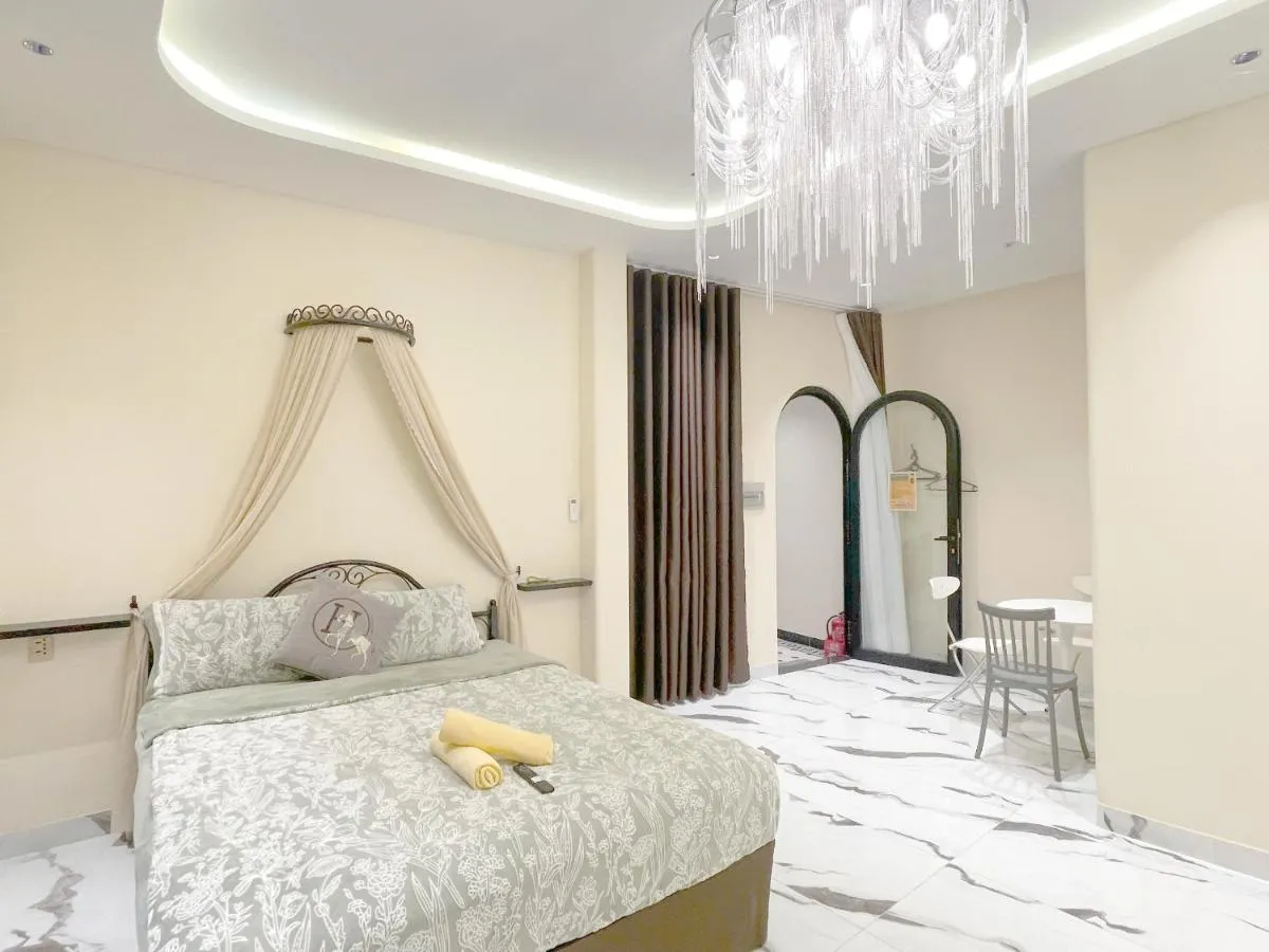 Image 3 of Luxury 5 bedroom townhouse in the city centre