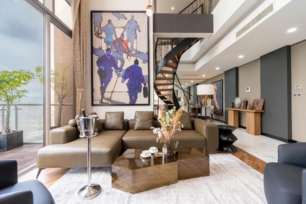 Image 1 of Stunning 4-Bed 300m Penthouse with Panoramic View at centre
