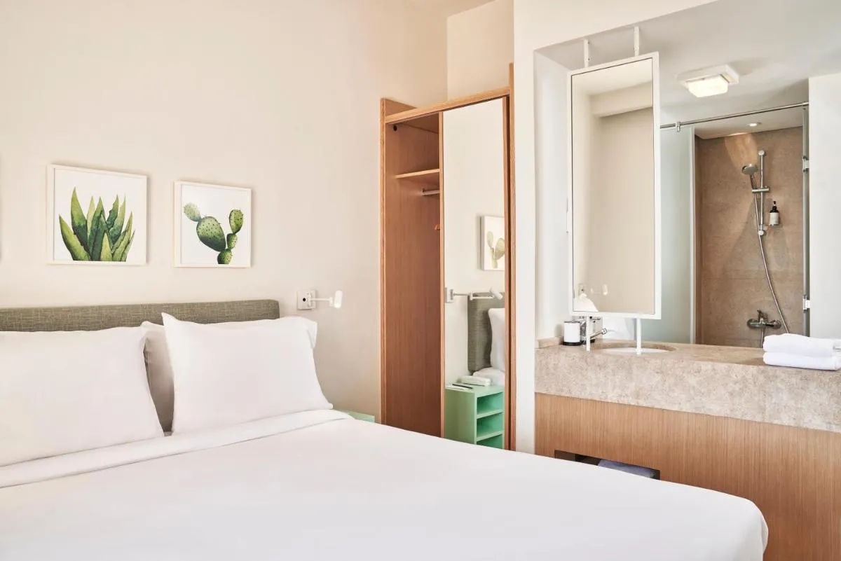 Image 2 of Captain’s Inn Hotel