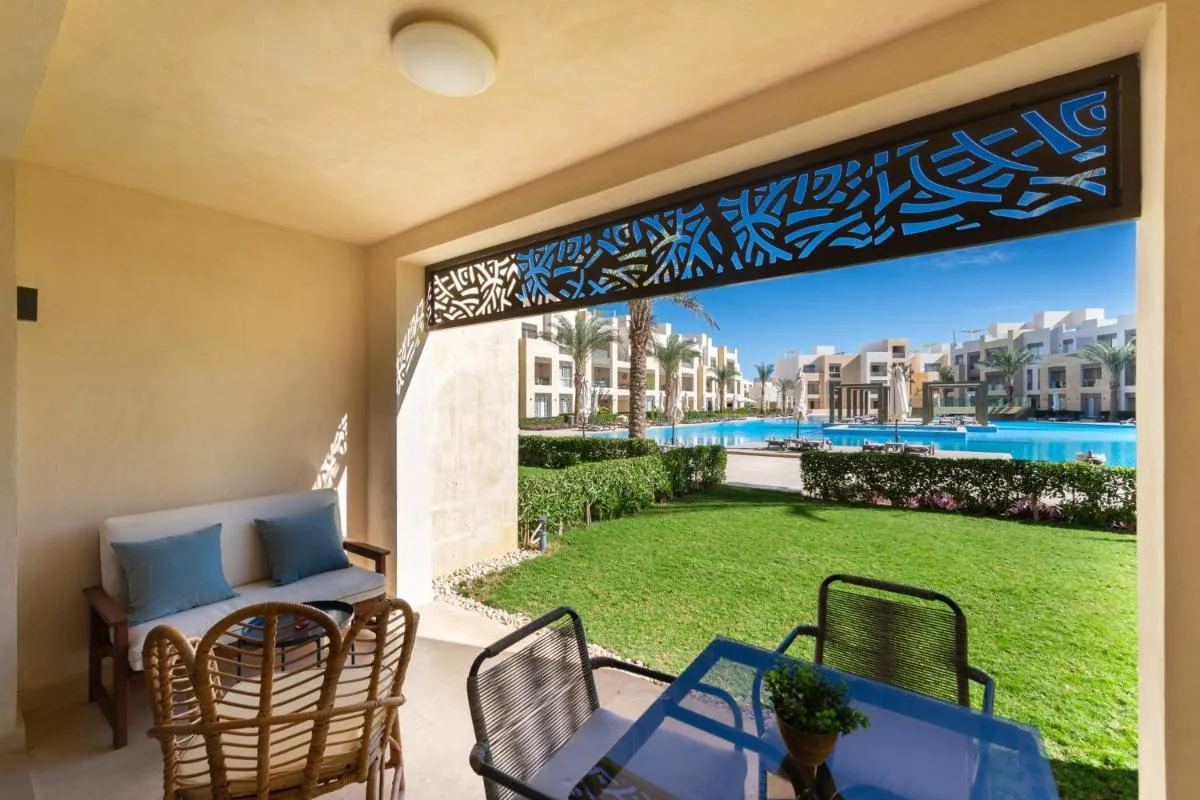 Image 2 of Elegant & Edgy 2 BR w Beach & Pool Mangroovy