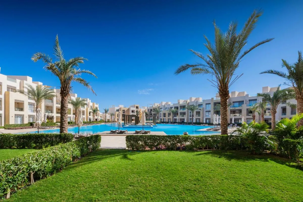 Image 5 of Elegant & Edgy 2 BR w Beach & Pool Mangroovy