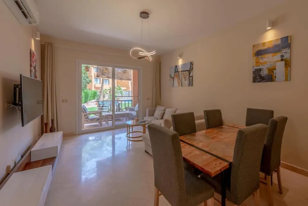 Image of Gorgeous 3BR Townhouse in South Marina. Pool view