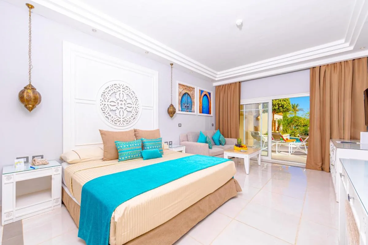 Image 1 of Grand Palace – Couples only 18 years plus