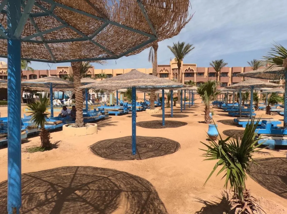 Image 2 of Pool View Studio with Wi-fi, Smart TV, 3 pools & beach access