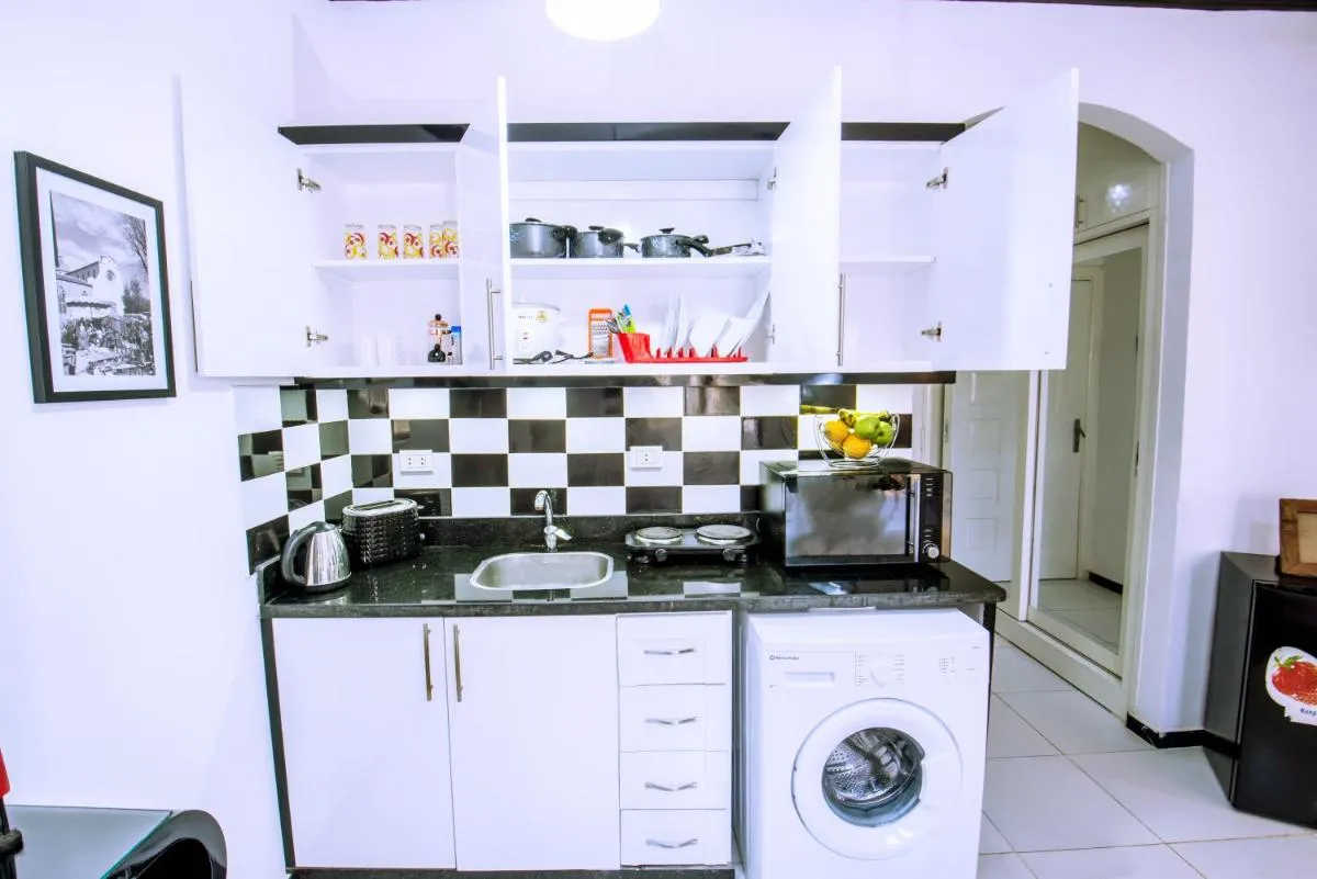 Image 4 of Rare New Marina Hotspot With Fast Free WIFI, Balcony & Pool – Western Standards – Sheraton Plaza 414