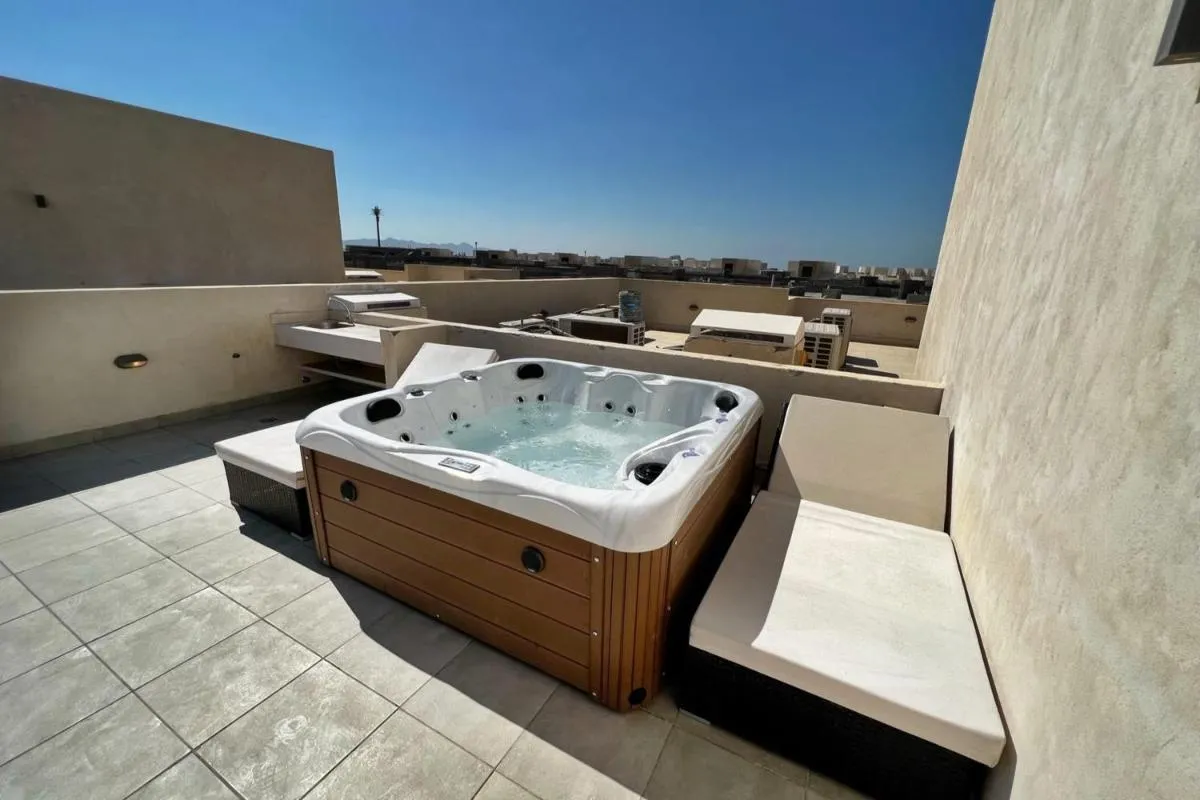 Image 4 of Spectacular & Soaring 2 BDR w Private Rooftop Jacuzzi & Beach Access