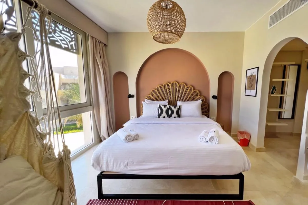 Image 6 of Spectacular & Soaring 2 BDR w Private Rooftop Jacuzzi & Beach Access