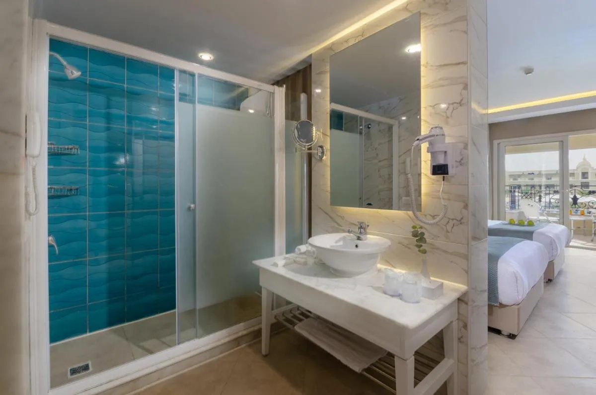 Image 2 of Titanic Royal-Families and Couples only