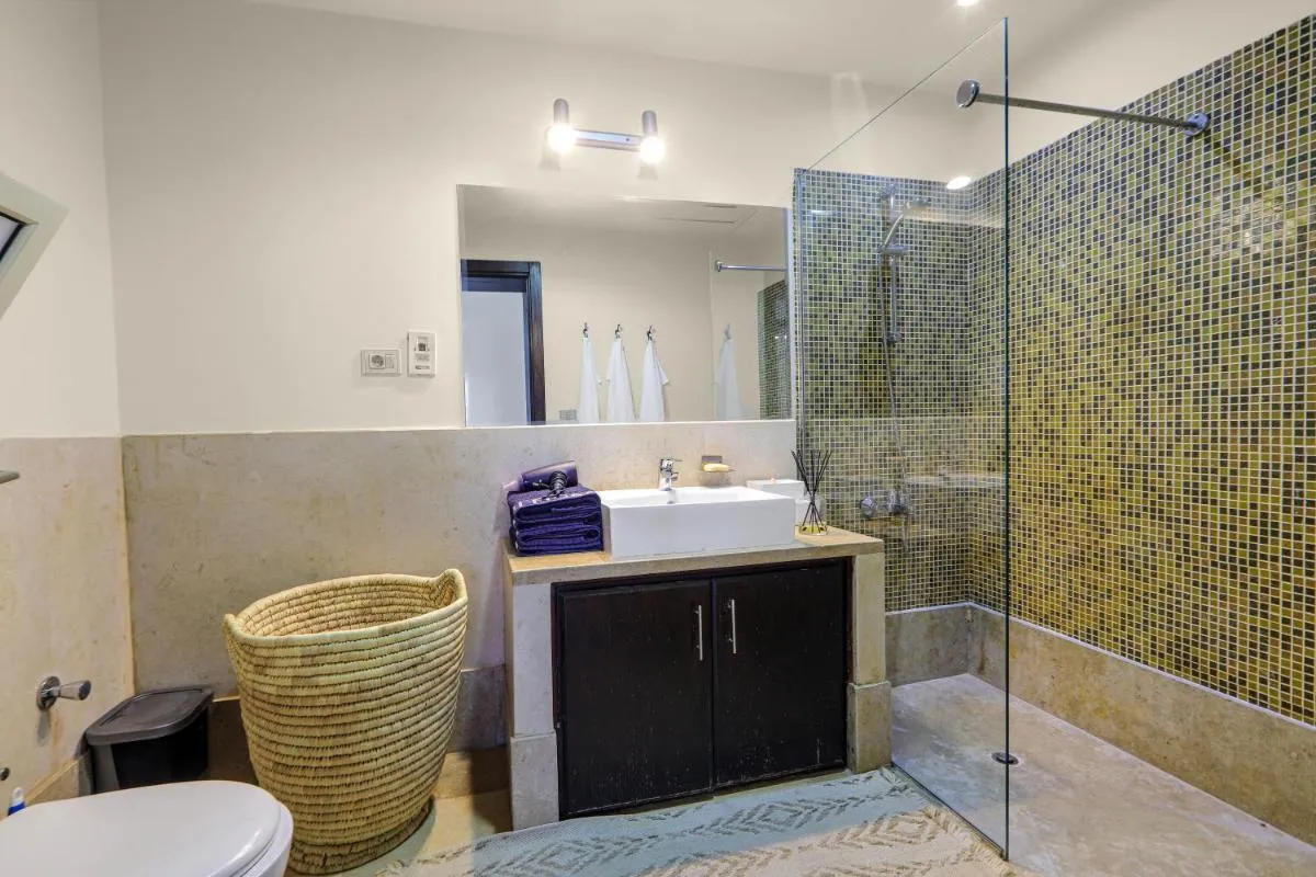 Image 1 of Azzurra Sahl Haseesh