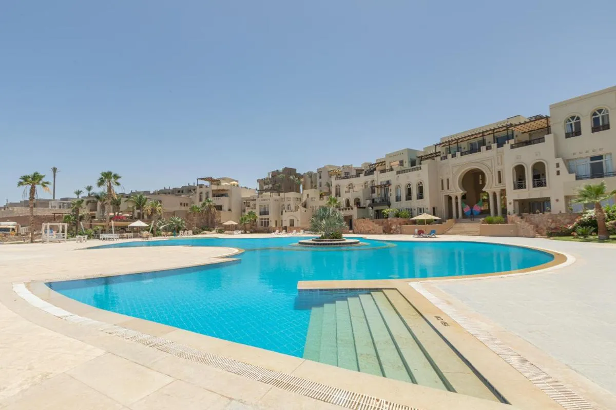 Image 2 of Azzurra Sahl Haseesh