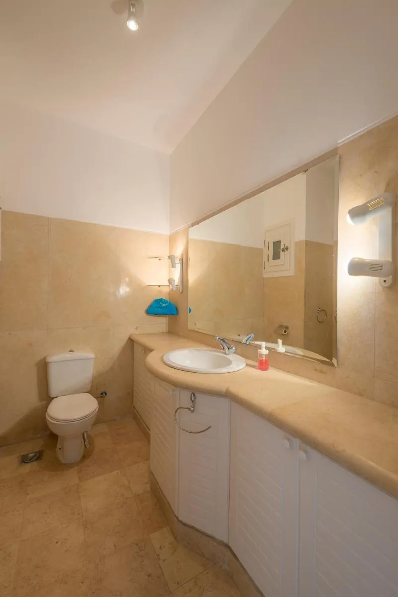 Image 3 of Charming Apartment with Pool in prime location