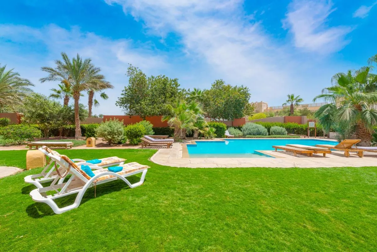 Image 2 of Charming Apartment with Pool in prime location