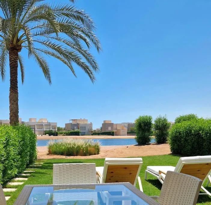 Image 2 of Cheerful space with a huge garden and pool