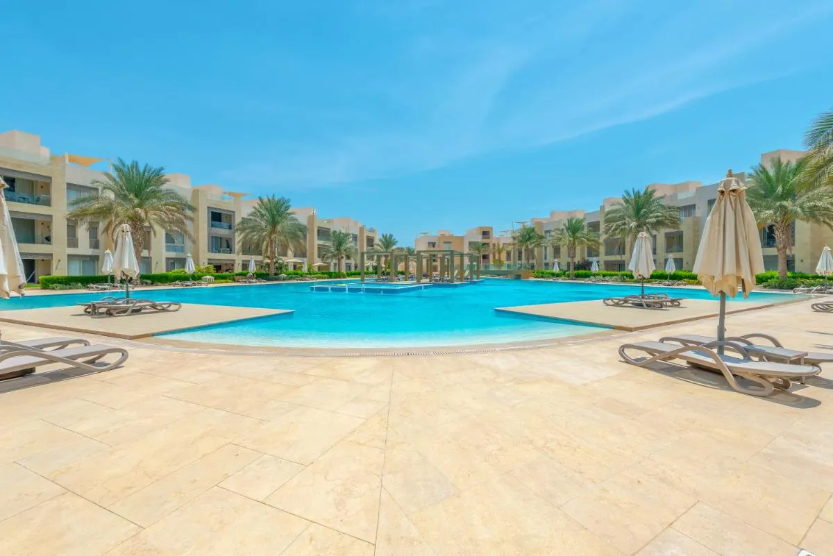 Image 4 of Elegant apartment with pool and beach access