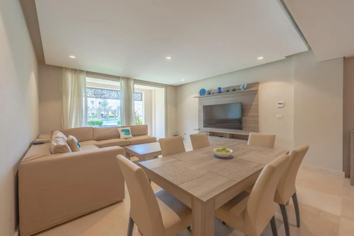 Image 2 of Elegant apartment with pool and beach access