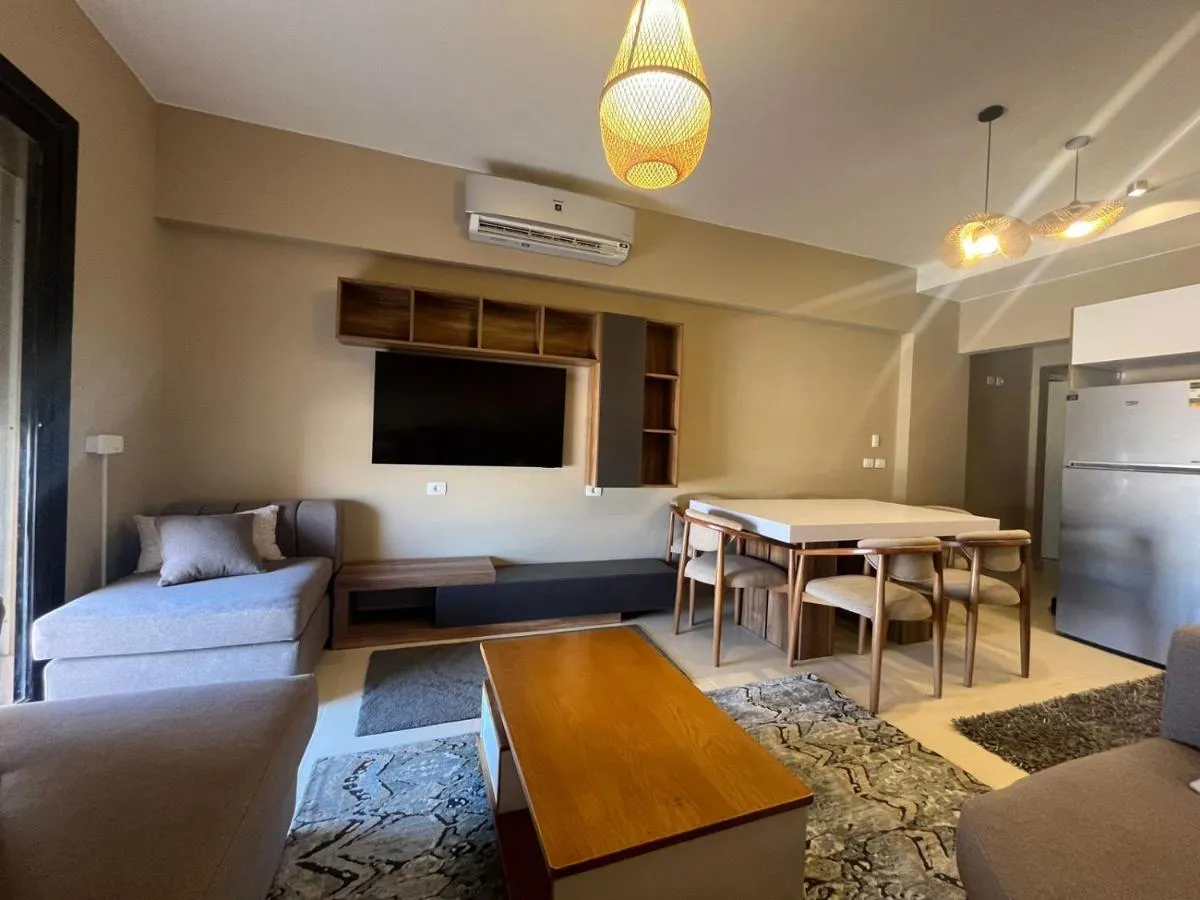 Image 2 of Makadi home lake view & garden