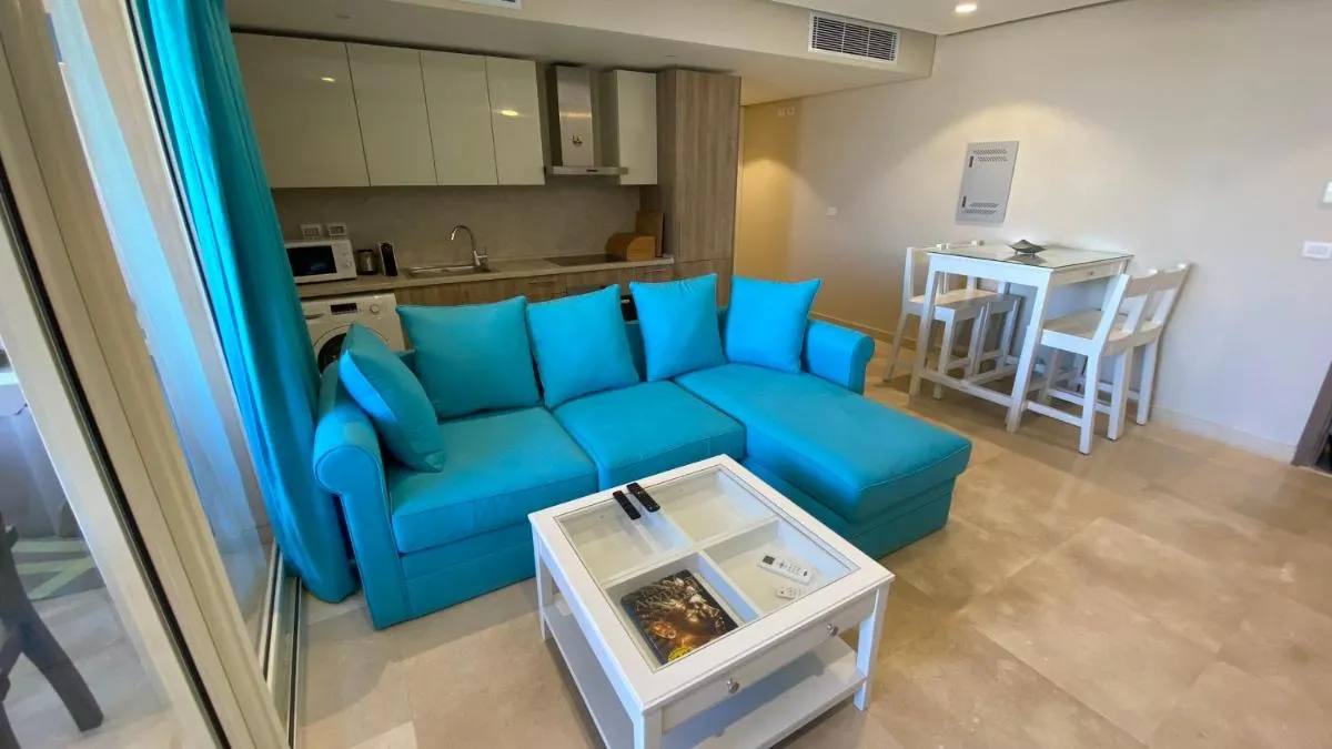 Image 4 of Modern apartment with great Pool & Beach access